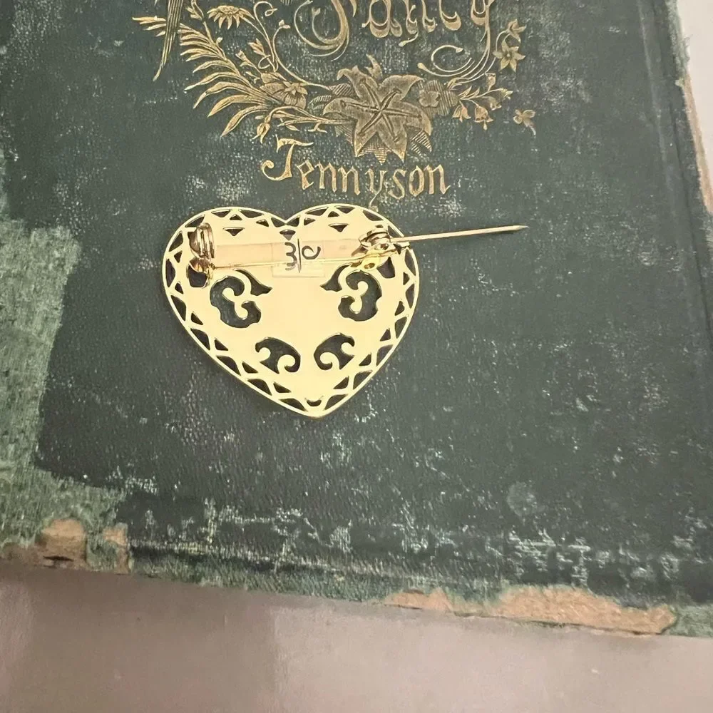Vintage women’s Dainty Gold Tone Filigree Heart  Brooch pin w rhinestones.